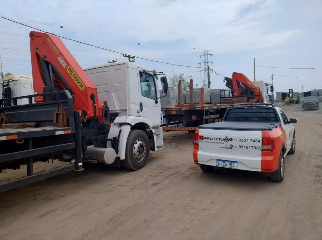 Caminhão Munck e pickup de atendimento da Marcatto